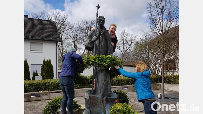 Die Kolpingsfamilie Schirmitz schmückt den Jakobus-Brunnen am Rathaus. Bild: Kolpingsfamilie Schirmitz/exb