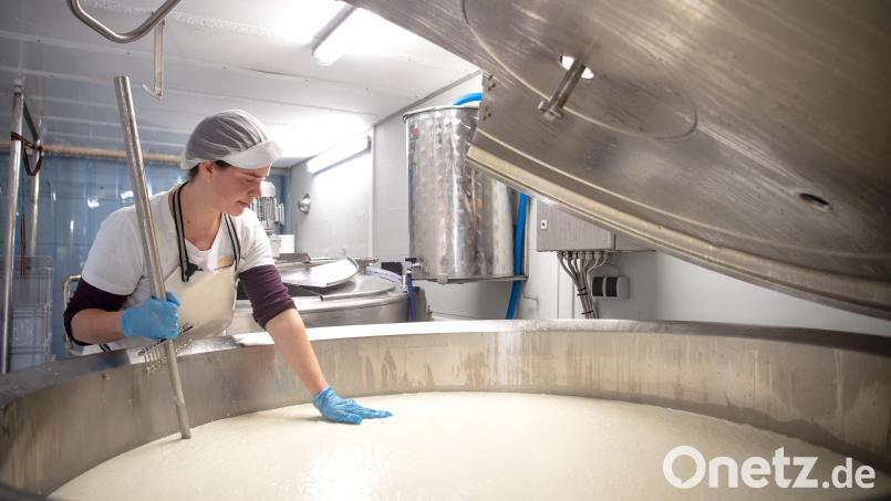 Mit einer mobilen Käserei, die in einem umgebauten Lkw untergebracht ist, wollen Milchbauern künftig ihre Milch veredeln. In einigen Regionen gibt es solche Käsereien bereits, wie hier in Norddeutschland. Bild: Sina Schuldt/dpa