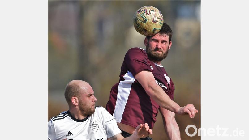 Sebastian Treml (rechts) von der DJK Weiden (hier eine Szene mit dem Haidenaaber Lukas Dötterl) und seine Kollegen brauchen gegen den FC Vorbach die Punkte. Bild: Büttner, Gerhard