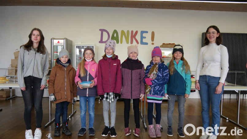 Die Oberministrantinnen mit den sechs Kindern der dritten Klasse, die mit 415 Euro das gut Gesamtergebnis möglich machten Bild: adj