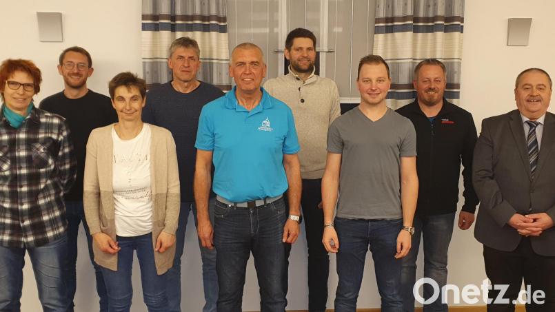 Die neu gewählte Vorstandschaft der Dorfgemeinschaft Atzmannsricht. 
(von rechts) Bürgermeister Peter Dotzler, Christian Kellner (Beisitzer), Matthias Siegler (Beisitzer), Sebastian Kraus (Schriftführer), Werner Kohl (1. Vorsitzender), Wolfgang Bäumler (2. Vorsitzender), Manuela Bäumler (Beisitzerin), Manuel Kohl (Kassenwart), Ute Höpfner (Beisitzerin) Bild: Werner Kohl