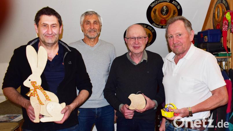 Die drei ersten Preise des Osterschießens bekamen (von links):Dieter Purrer, Hans Loos und Werner Gleißner vom Zweiten Schützenmeister Albert König überreicht. Bild: no