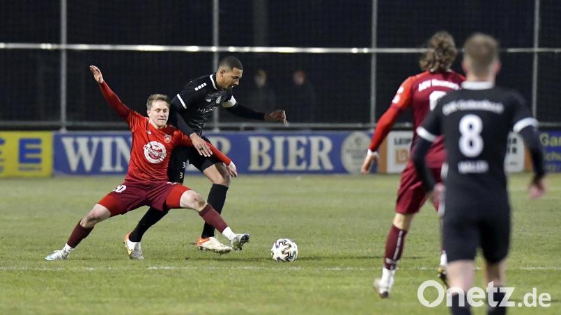 Die Mannschaft um Gebenbachs Kapitän Julian Ceesay (Zweiter von links) hat einen klaren Auftrag für das Heimspiel am Donnerstagabend gegen Bayern Hof: „Wir spielen voll auf Sieg“, sagt Trainer Kai Hempel als Zielsetzung vor. Archivbild: Hubert Ziegler