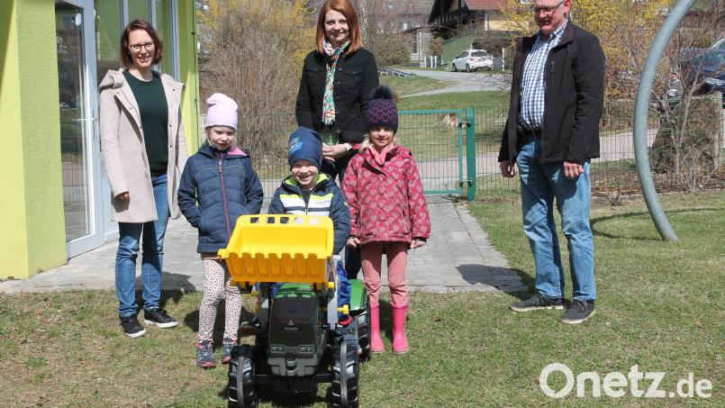 Über den Trettraktor mit Frontlader freuen sich neben den Kindern auch Anja Thalhauser, Marina Hirnet und Rudolf Völkl (hinten, von links). Bild: pi