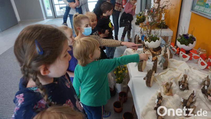 Vorhang auf für den Osterbasar im Kinderhaus Kleine heilige Theresia der Pfarrei Schönsee. Bild: eib