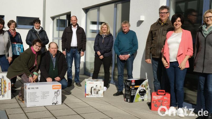 Die Kreisbäuerinnen Manuela Pronath und Sabine Schindler (von rechts) überreichten den Gewinnern des Preisrätsels die Sachpreise. Bild: Hirsch