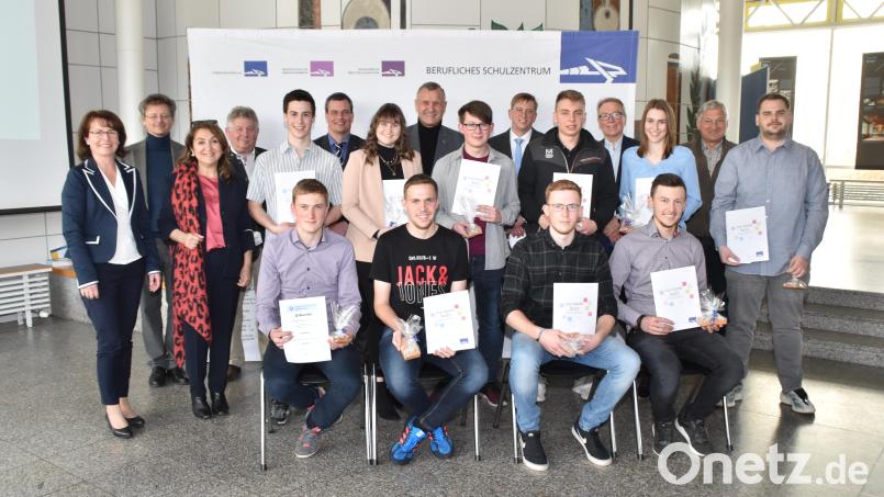 Die elf Ausbildungsbesten mit der Schulleitung (links) und den Ehrengästen. Bild: hcz