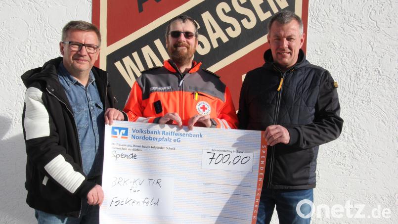 Bei der Scheckübergabe, von links ASV-Vorsitzender Günter Heß, Wolfgang Rosner vom BRK-Kreisverband und Dritter ASV-Vorsitzender Bernhard Härtl. Bild: kro