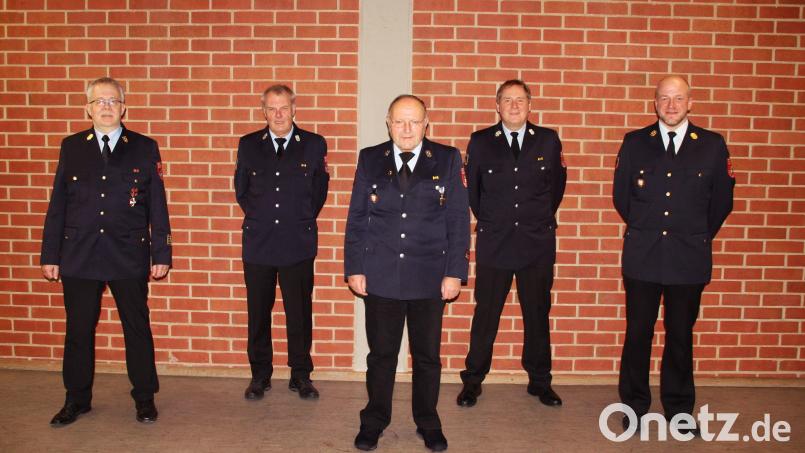 Bei der Ehrung und Verabschiedung (von links): Stadtbrandrat Heinrich Scharf, Bernhard Strobl, Josef Lehmeier, Philipp Seegerer und Stadtbrandinspektor Christoph Bachmann. Bild: Feuerwehr Amberg/exb