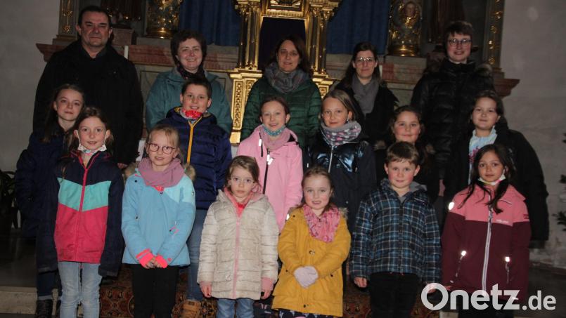 Stolz präsentieren sich die „Kolping-Kids“ Bärnau mit Präses Pfarrer Konrad Amschl (links), Pastoralreferentin Maria Wagner (Zweite von links) und einigen Müttern, die bei den Gruppenstunden mithelfen. Bild: kro