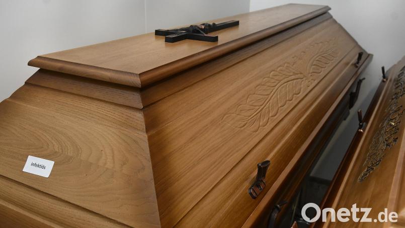 Im Landkreis Amberg-Sulzbach sind zwei weitere Personen im Zusammenhang mit dem Coroan-Virus gestorben. Das Bild zeigt den mit "infektiös" gekennzeichneten Sarg eines Corona-Toten im Sulzbach-Rosenberger Leichenhaus. Archivbild: Petra Hartl