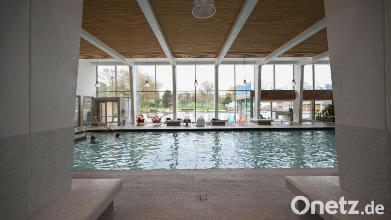 In Schwimmbädern könnte es bald merklich kühler werden. Symbolbild: Bernd Weißbrod/dpa