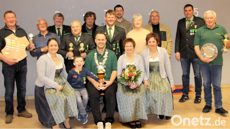 Der Schützenverein Winbuch zeichnet seine Sieger aus. Mit dabei Schützenmeister Jonathan Kaiser (stehend, Zweiter von rechts), Schützenkönig Tobias Koller (sitzend, Dritter von links) und Zweiter Bürgermeister Martin Bauer (stehend, Dritter von rechts). Bild: bjo