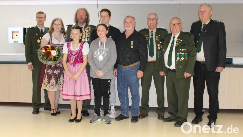 Die neuen Würdenträger bei den Birgland-Schützen: (vorne, von links) Selina Gürtler (Schützenliesl), Alisa Kopp und Lara Harrison (Jugendritterinnen), Adolf Troglauer (Erster Ritter), Johann Schötz (Aufgelegt-König); (hinten, von links): Gerd Kölbel (Zweiter Ritter), Ernst Kölbel (Schützenkönig), David Übler (Jugendkönig), Helmut Schötz und Erwin Schötz (Aufgelegt-Ritter). Bild: sis
