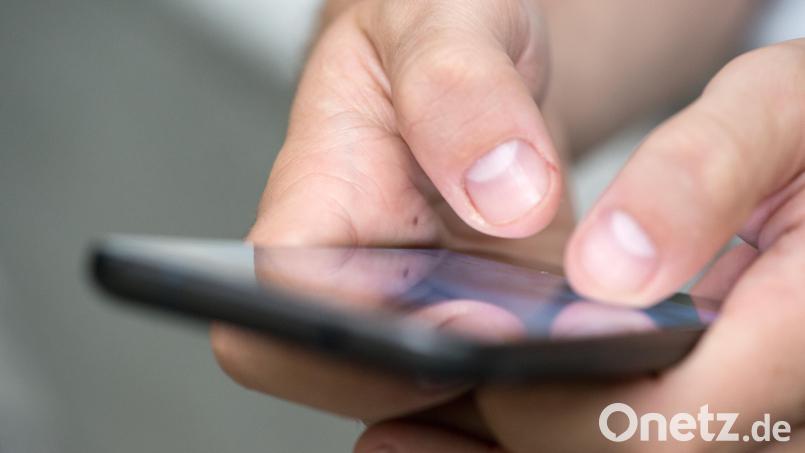 Nicht mehr nur per Anruf kontaktieren Betrüger ihre Opfer - auch auf Whatsapp sollte man vorsichtig sein. Symbolbild: Andrea Warnecke