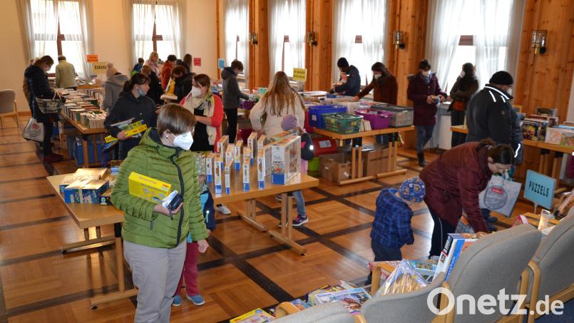 Gut angenommen wurde der 6. Bücher- und Spielebasar der Gemeinde- und Pfarrbücherei im Rathaussaal. Bild: gi