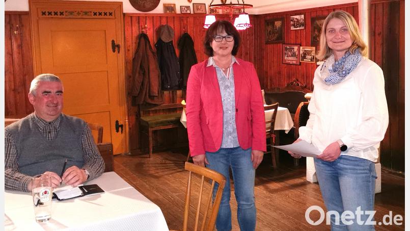 KPV-Vorsitzende Renate Illing (Mitte) bedankte sich bei Pflegedienstleiterin Christiane Böhm für den Einblick in die Arbeit der Caritas-Sozialstation. Links Pfarrer Alfons Kaufmann. Bild: Portner