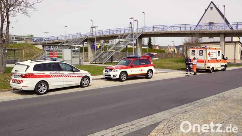 Notarzt, Krankenwagen und Helfer vor Ort kümmerten sich nach dem Sturz um das Kind. Bild: bkr