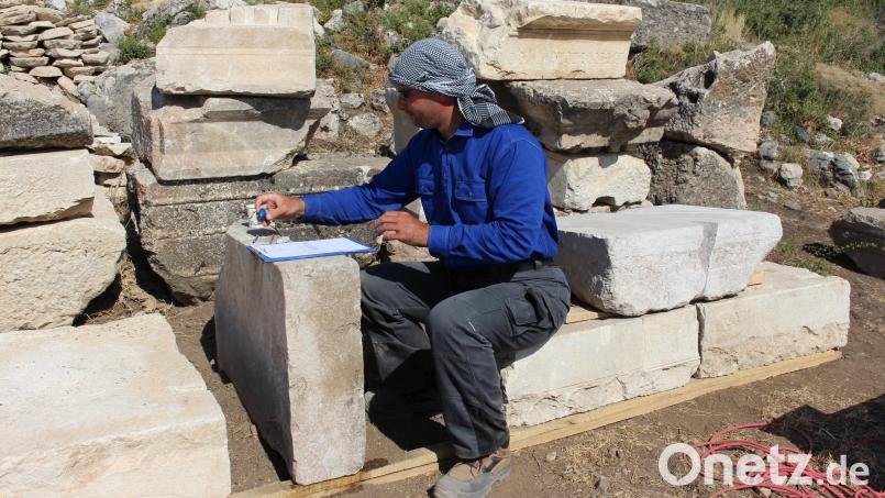 Ludwig Meiers Spezialgebiet ist die Erforschung von Inschriften. Bei einer Grabung in der Südtürkei entdeckte er 2014 Fragmenten des lateinischen Bündnisvertrages Kibyra. Bild: Belma Günal/exb