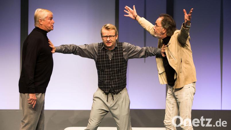 "Komplexe Väter" mit (von links) Jochen Busse, Rene Heimersdorff und Hugo Egon Balder wird im Stadttheater Amberg gezeigt. Archivbild: Bo Lahola/exb