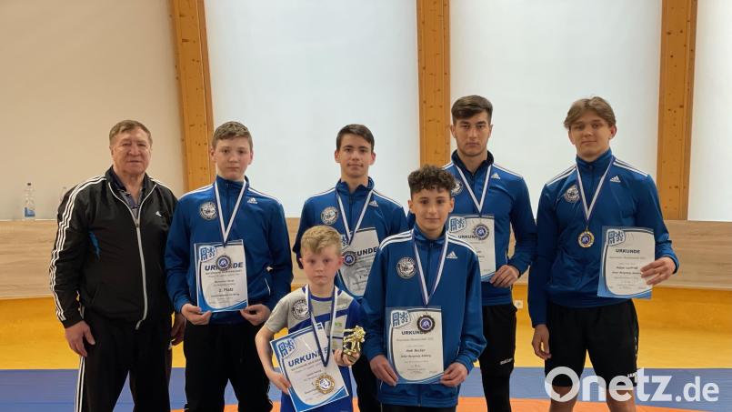 Medaillen und Urkunden gab es für die Schützlinge von Trainer Peter Leifridt (links). Von links Maximilian Haupt, Jacob König, Leonard Rupp, Andreas Becker, Roman Leiftridt und Adam Leifridt. Bild: Failert/exb