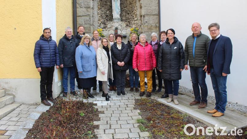 Bild zeigt den neuen Pfarrgemeinderat zusammen mit Pfarrer Pater Anish George (hi.li) sowie den neuen Sprecher Sebastian Wolf (v.re.) und seine beiden Stellvertreter Josef Söllner und Daniela Würstl. Annemrie Wartinger und Hubert Becher junior sind nicht mit auf dem Bild. Bild: soj