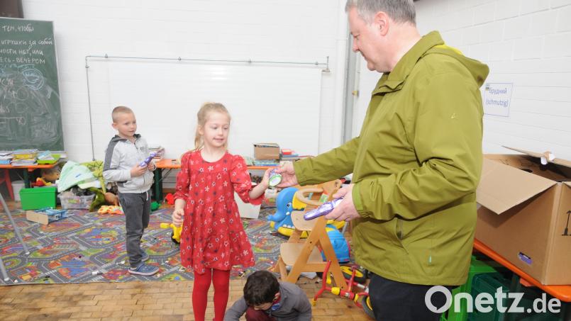Landrat Richard Reisinger verteilt Schokoladen-Osterhasen an die ukrainischen Kinder.in der Sulzbach-Rosenberger Notunterkunft für Geflüchtete. Bild: ige