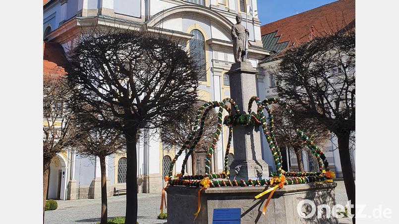 In Waldsassen ist der österlich geschmückte Diepold-Brunnen am Johannisplatz mit der Stiftsbasilika im Hintergrund ein attraktives Fotomotiv. Bild: hmr