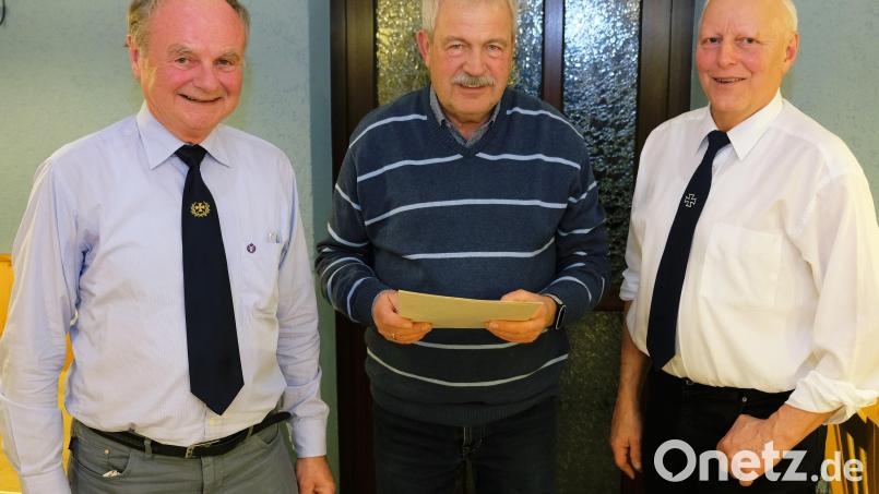 Für die außergewöhnlich hohen Sammelergebnisse für die Deutsche Kriegsgräberfürsorge überreichten KSK-Ortsvorsitzender Helmut Schmidt (re) und Kreisvorsitzender Max Wagner (li) an Werner Kosmale im Auftrag des Volksbundes Urkunde und Ehrenspange Bild: do
