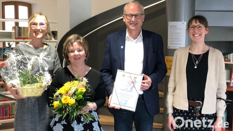 Anita Pirner (links) sowie Bürgermeister Bernhard Lindner und Cornelia Kemmel (Dritter und Vierte von links) verabschieden Angelika Englhardt (Zweite von links) mit Blumen und Geschenken. Bild: mma