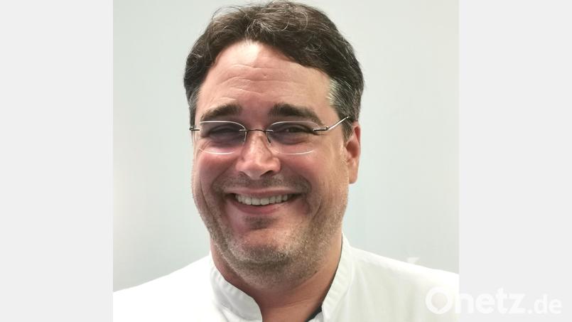 Dr. Christian Glöckner, Chefarzt der Asklepios-Klinik Oberviechtach, eröffnet die neue Vortragsreihe unter neuem Namen im Emil-Kemmer-Haus in Oberviechtach. Bild: Portner