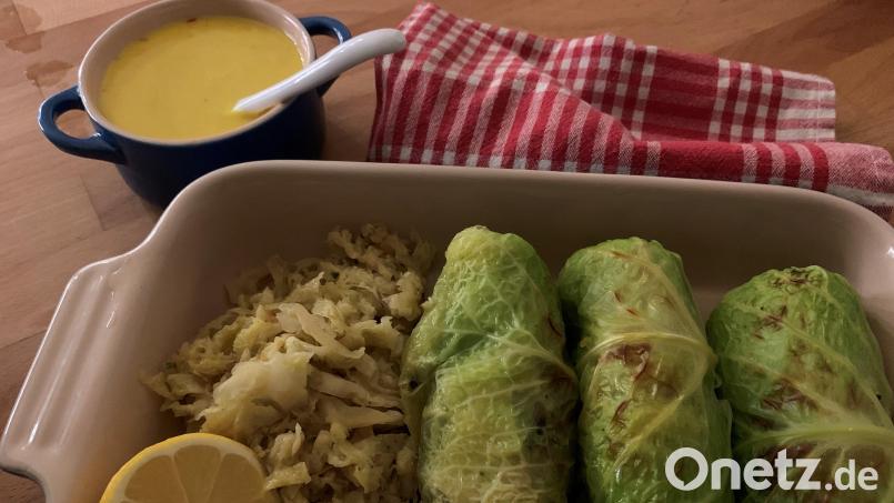 Aus dem Sud von Fischröllchen und Wirsinggemüse entsteht mit Sahne und Safran eine leckere Sauce. Bild: Michael Schiffer