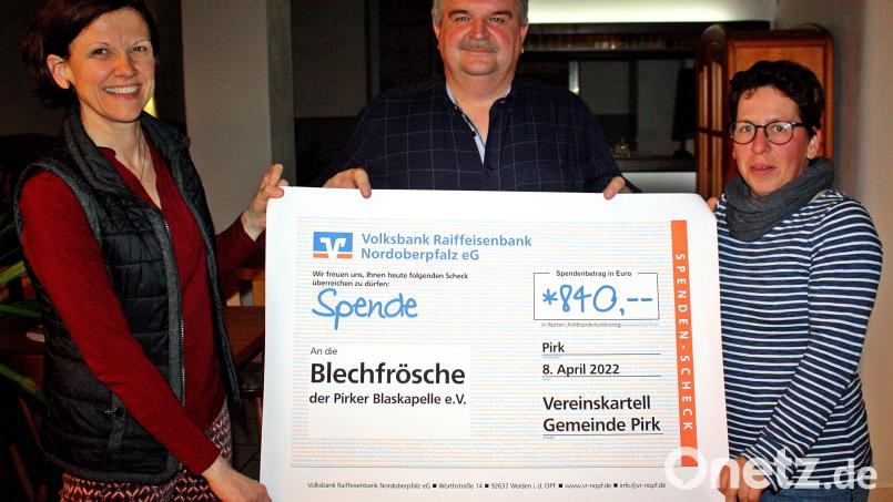 Vereinskartell-Vorsitzender Thomas Klier (Mitte) überreicht 840 Euro an Kerstin Kiener (links) und Heike Schieder (rechts) für die &quot;Blechfrösche&quot;. Bild: zer
