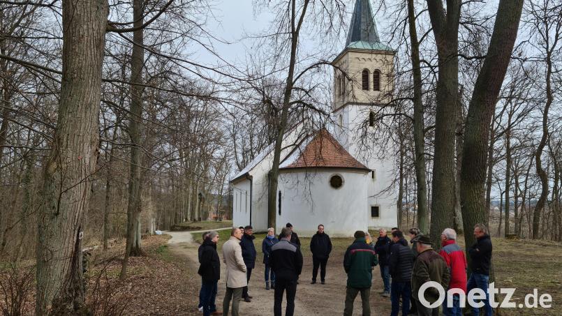Der Bauausschuss sah sich das Gelände um die Annabergkirche an, das als möglicher Standort des Urnenwaldfriedhof dienen könnte. Bild: sne
