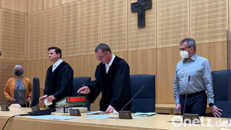 Vorsitzender Richter Peter Werner (Zweiter von rechts) kurz vor der Urteilsverkündung. Links neben ihm Richter Matthias Bauer, links und rechts die Schöffen. Bild: ca