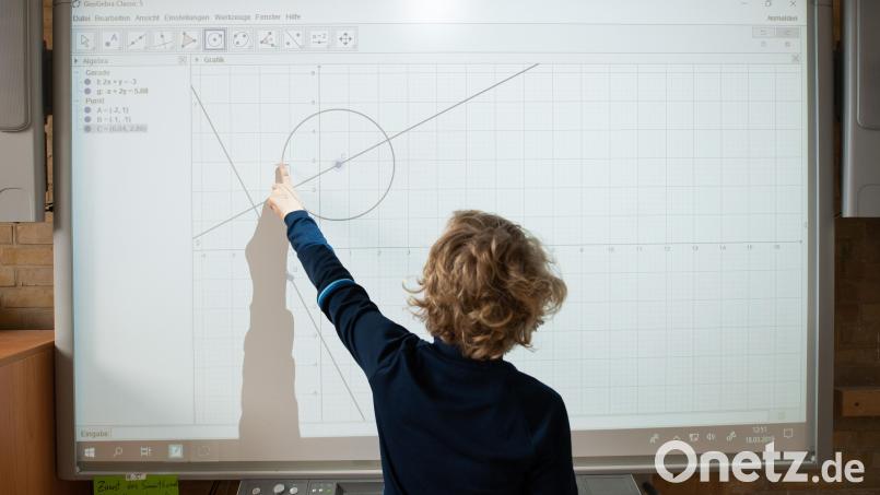 Die Grund- und Mittelschule Pressath ist ab kommender Woche mit Smartboards ausgestattet. Symbolbild: Daniel Reinhardt/dpa