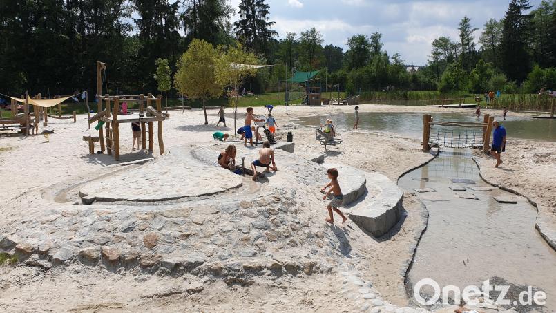 Die beiden Wasserspielteiche sind die Highlights der Anlage. An Karsamstag öffnet der Spielbereich des Erlebnispark Wasser-Fisch-Natur am Murner See. Bild: Andrea Mössinger/exb