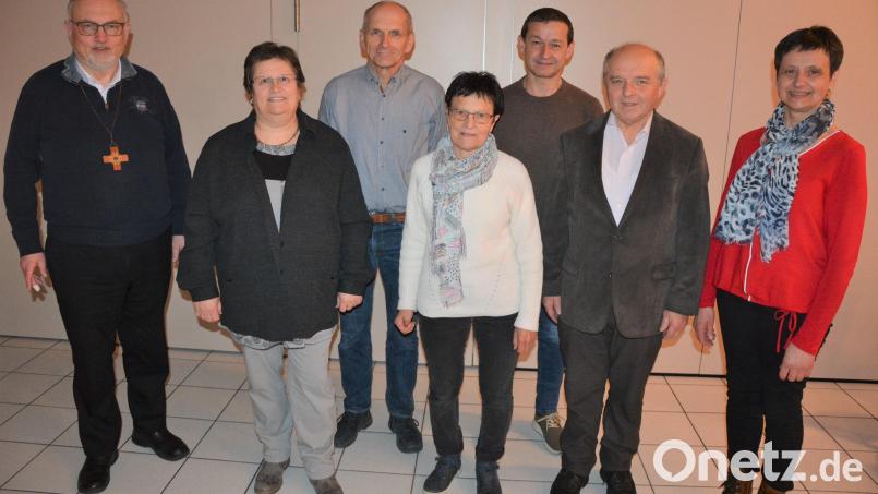 Dankesworte und Geschenke gab es für die ausgeschiedenen Pfarrgemeinderatsmitglieder der Pfarrei St. Jakob. Im Bild (von links) Pfarrer Anton Witt, Ursula Sturm, Peter Fleischer, Maria Gottas, der neue Sprecher Lothar Kick, Hans Wölfl und die bisherige Sprecherin Helga Weiß. Bild: jr