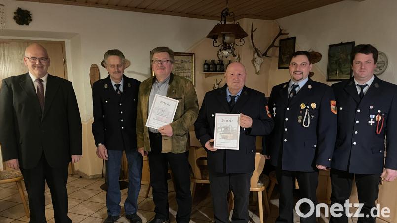 Langjährige Mitglieder wurden bei der Feuerwehr Ottengrün geehrt. Von links Bürgermeister Klaus Meyer, Hermann Fischer, Josef Grillmeier, Wolfgang Zant, Kommandant Norbert Scharnagl und Vorsitzender Florian Dietl. Bild: kro