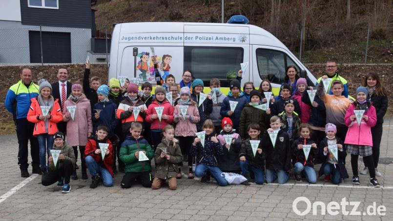 Ihren ersten Führerschein erhalten die Riedener Schüler aus den vierten Klassen. Ihnen gratulieren (hinten, von links): Polizeibeamter Harald Heselmann, Sparkassen-Vertreter Markus Hummel, Klassenleiterin Christina Kronfeld, Rektorin Christine Kölbl, Polizeibeamter Markus Neumeyer. und Klassenleiterin Katrin Möschl. Bild: bö