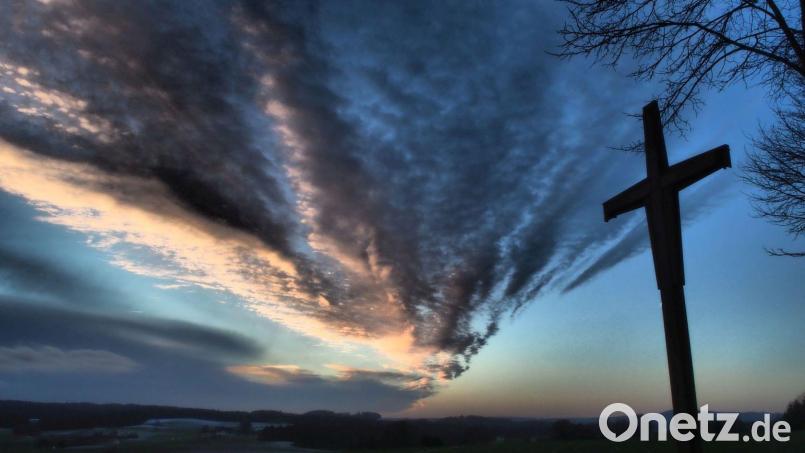 Das Kreuz ohne Korpus am Kalvarienberg bei Eslarn (Landkreis Neustadt/WN) zeigt sich in einer mystischen Himmelserscheinung und steht am Karfreitag im Mittelpunkt eines Kreuzweges. Symbolbild: gz