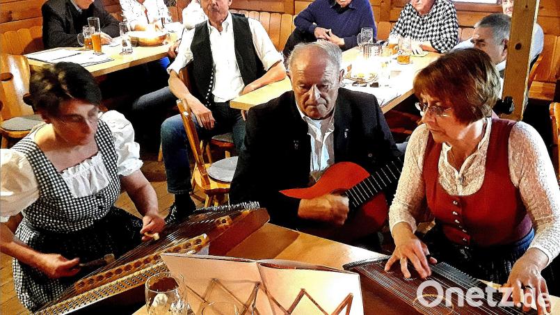 Auf der Zither, am Hackbrett und mit der Gitarre spielten die Mitglieder der Wernberger Stubnmusik auf. Bild: R. Kreuzer