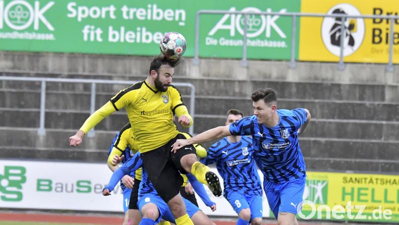 16 der insgesamt 36 Tore des FC Amberg gehen auf das Konto von Dennis Kramer (links). Nach seiner Roten Karte wegen Schiedsrichterbeleidigung im Nachholspiel gegen die SpVgg Lam fehlt der Torjäger. Archivbild: Hubert Ziegler