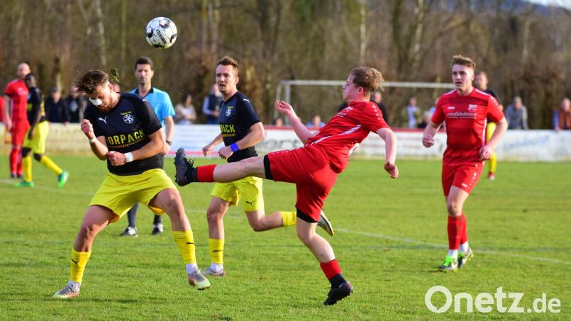 Im Nachholspiel beim FC Lorenzreuth erlitt Ondrej Hamada (links) vom SV Poppenreuth einen Cut, hielt aber dennoch über 60 Minuten durch. Bild: Schrems