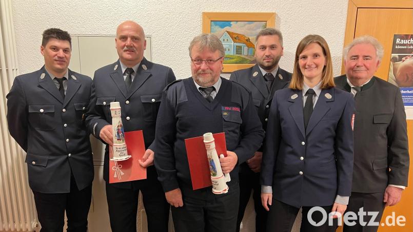 Langjährige Mitglieder der Feuerwehr Rosall wurden bei der Jahreshauptversammlung geehrt. Im Bild (von links): Zweiter Vorsitzender Jürgen Hopf, Josef Müller (40 Jahre), Wolfgang Amschl (25 Jahre), Zweiter Kommandant Martin Müller, Vorsitzende Sandra Müller, und Zweiter Bürgermeister Peter Gold. Bild: Feuerwehr Rosall/exb