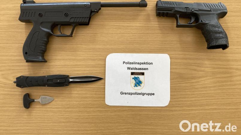 Neben einer geringen Menge der Droge Crystal Meth, stellten die Beamten auch eine Druckluftpistole, eine zugriffsbereite Schreckschusspistole sowie zwei verbotene Messer (Springmesser und Faustmesser) sicher. Bild: Polizeiinspektion Waldsassen/exb