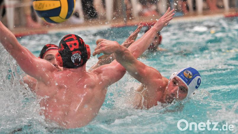 Marek Janecek (rechts) beim Torwurf: Die Wasserballer des SV Weiden entschieden das Heimspiel gegen den Hamburger TB mit 16:5 für sich. Bild: Büttner