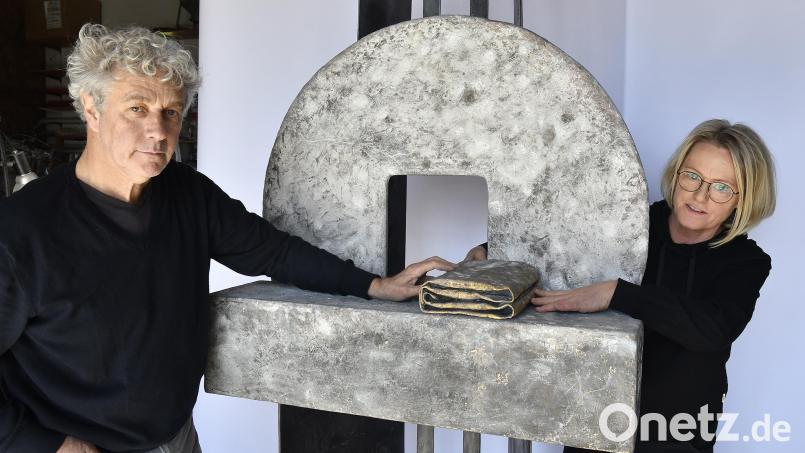 Hanna Regina Uber und Robert Diem mit dem Heiligen Grab, das das Künstler-Paar für die Piuskirche in Landshut geschaffen hat. Hier zeigen die beiden die Darstellung der Auferstehung – mit der Öffnung im großen runden Rollstein und der Grabbank, auf der nur noch das sauber gefaltete Grabtuch liegt. Bild: Petra Hartl