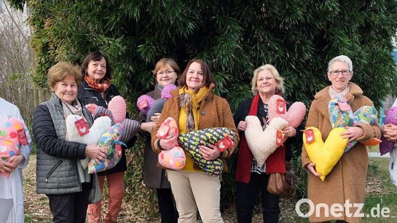 Elfriede Auer (Mitte) näht seit elf Jahren Herzkissen für die Brustkrebspatienten des Klinikums St. Marien Amberg Bild: Klinikum/Uschold/exb