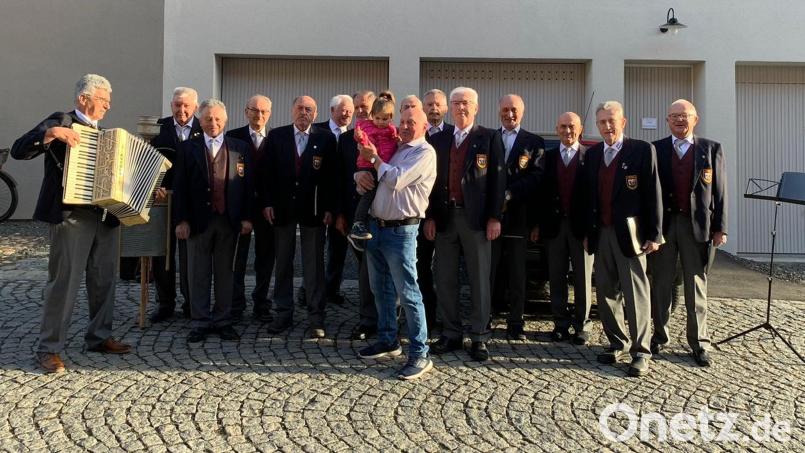 Der Männergesangverein Bärnau gratulierte Anton Gleißner zum 75. Geburtstag. Im Bild (Mitte) der Jubilar mit Enkelin Lina und die Mitglieder des Gesangvereins. Bild: Gleißner/exb